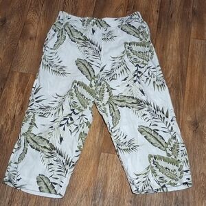 C&C California Green and White Leaf Print Capris